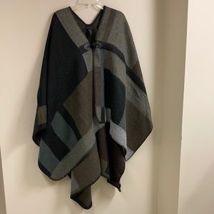 Steve Madden wrap. One size. Hangs approx 47”Beautiful grey, black brown plaid